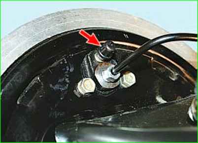 Замена рабочего цилиндра заднего тормозного механизма