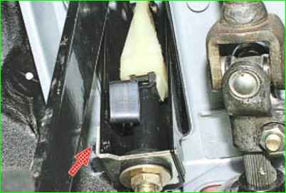 Замена троса привода выключения сцепления