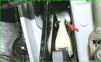 Замена троса привода выключения сцепления