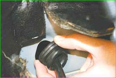 Замена троса привода выключения сцепления