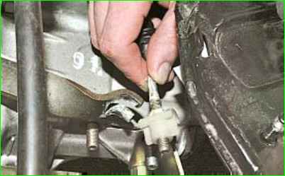 Замена троса привода выключения сцепления