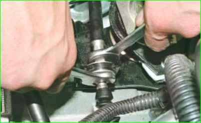 Замена троса привода выключения сцепления