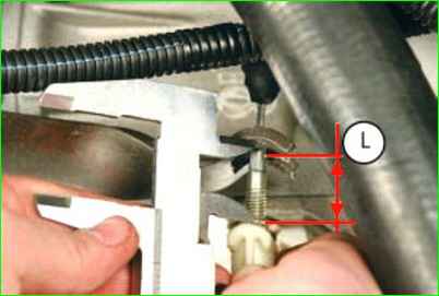 Замена троса привода выключения сцепления