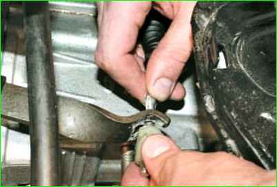 Замена троса привода выключения сцепления