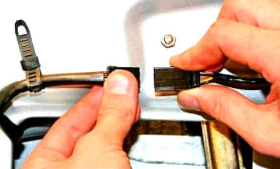 Снятие и установка замка передней двери