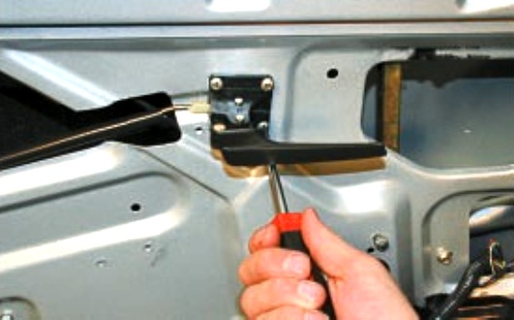 Снятие и установка замка передней двери