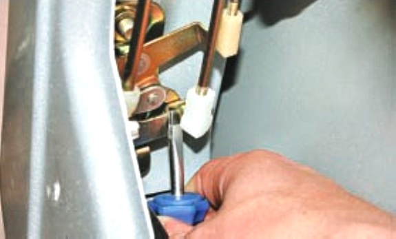 Снятие и установка замка передней двери