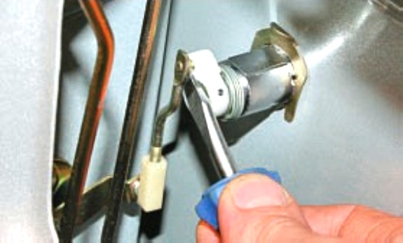 Снятие и установка замка передней двери