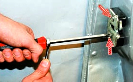 Снятие и установка замка передней двери