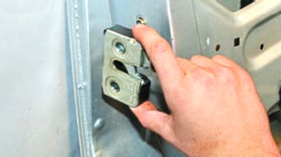 Снятие и установка замка передней двери