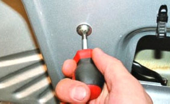 Снятие и установка замка передней двери