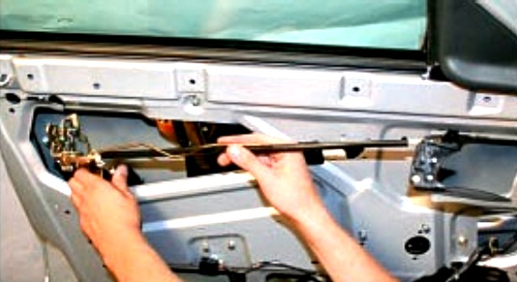 Снятие и установка замка передней двери