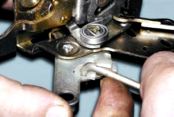 Снятие и установка замка передней двери