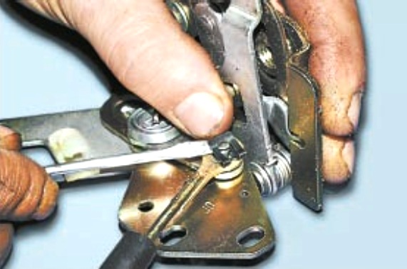 Снятие и установка замка передней двери