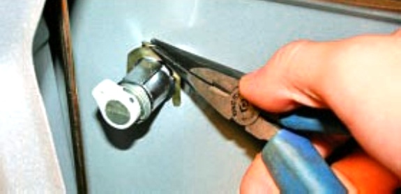Снятие и установка замка передней двери