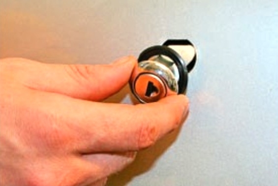 Снятие и установка замка передней двери