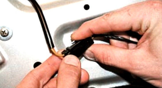 Снятие и установка замка задней двери