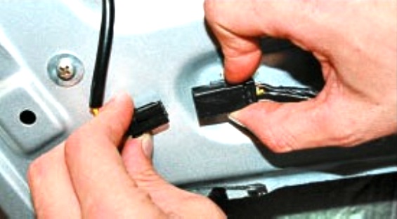 Снятие и установка замка задней двери