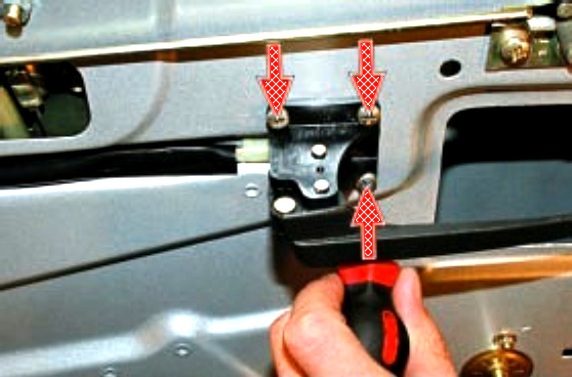 Снятие и установка замка задней двери