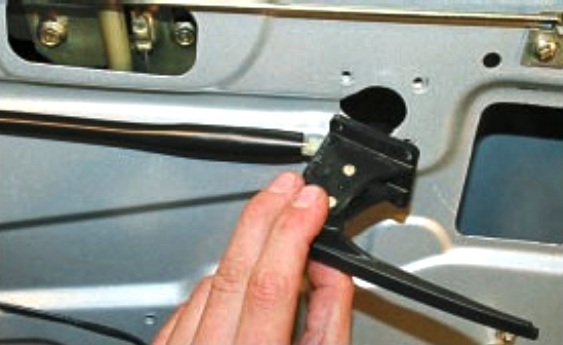 Снятие и установка замка задней двери