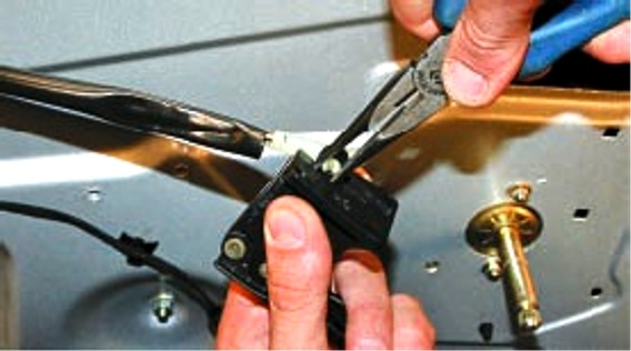 Снятие и установка замка задней двери