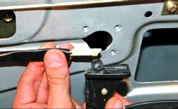 Снятие и установка замка задней двери