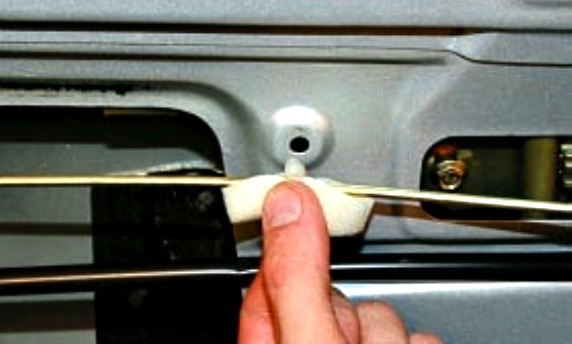 Снятие и установка замка задней двери