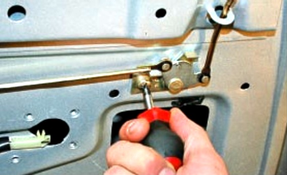 Снятие и установка замка задней двери