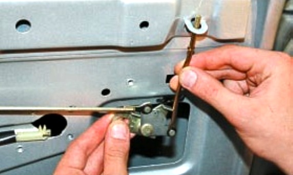 Снятие и установка замка задней двери