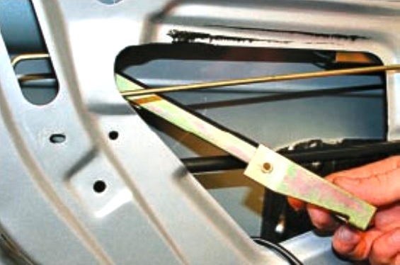 Снятие и установка замка задней двери