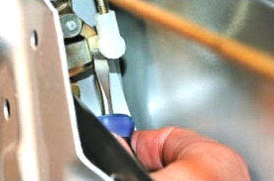 Снятие и установка замка задней двери