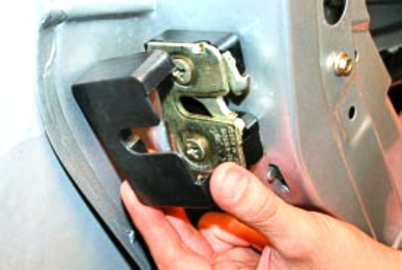 Снятие и установка замка задней двери