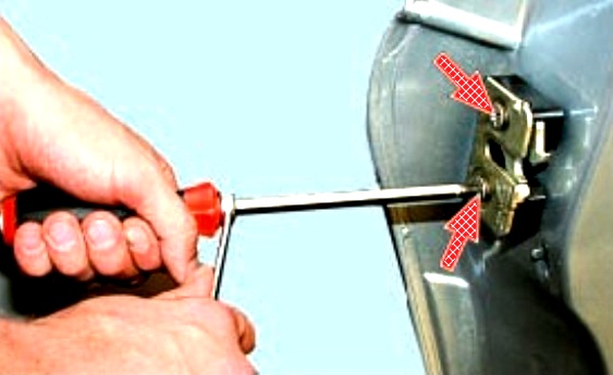 Снятие и установка замка задней двери