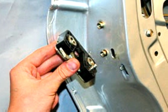 Снятие и установка замка задней двери