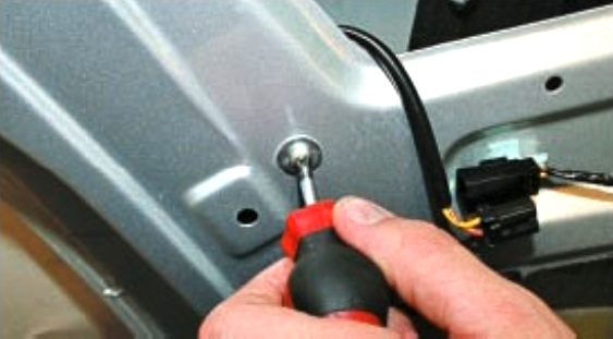 Снятие и установка замка задней двери