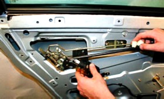 Снятие и установка замка задней двери