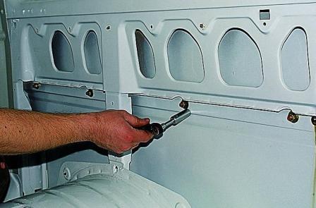 Снятие механизмов открывания сдвижной двери автомобиля Соболь