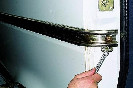 Снятие механизмов открывания сдвижной двери автомобиля Соболь