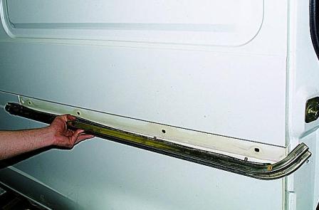 Снятие механизмов открывания сдвижной двери автомобиля Соболь