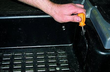 Снятие механизмов открывания сдвижной двери автомобиля Соболь