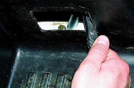 Снятие механизмов открывания сдвижной двери автомобиля Соболь