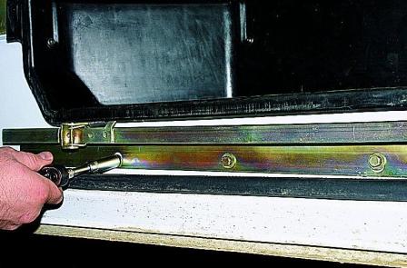 Снятие механизмов открывания сдвижной двери автомобиля Соболь