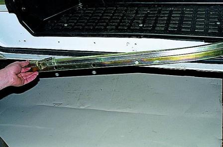 Снятие механизмов открывания сдвижной двери автомобиля Соболь