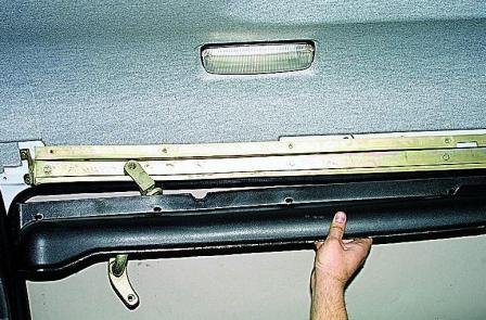 Снятие механизмов открывания сдвижной двери автомобиля Соболь