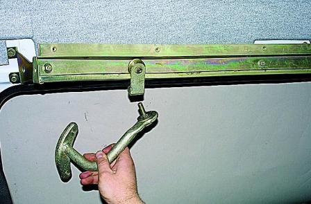 Снятие механизмов открывания сдвижной двери автомобиля Соболь