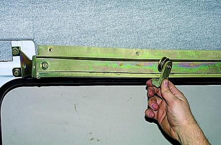 Снятие механизмов открывания сдвижной двери автомобиля Соболь