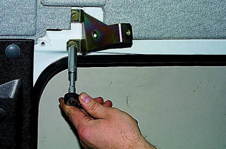 Снятие механизмов открывания сдвижной двери автомобиля Соболь