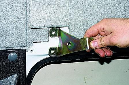 Снятие механизмов открывания сдвижной двери автомобиля Соболь