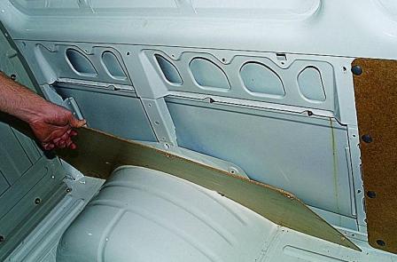 Снятие механизмов открывания сдвижной двери автомобиля Соболь