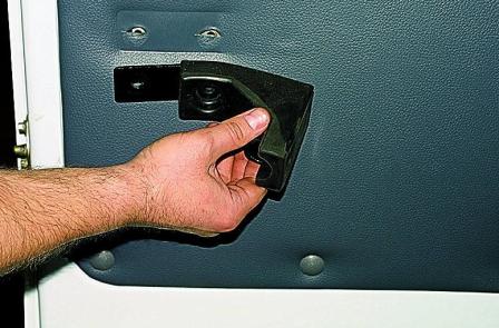 Снятие обивки и замка сдвижной двери автомобиля Соболь